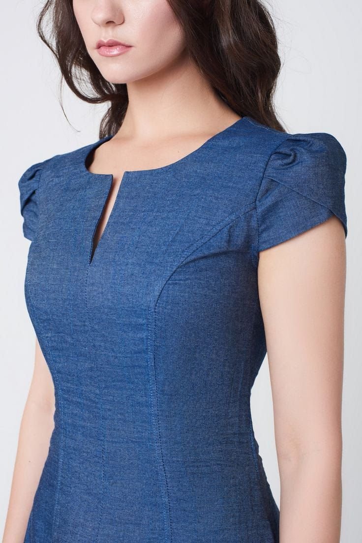 Round neck with front cut